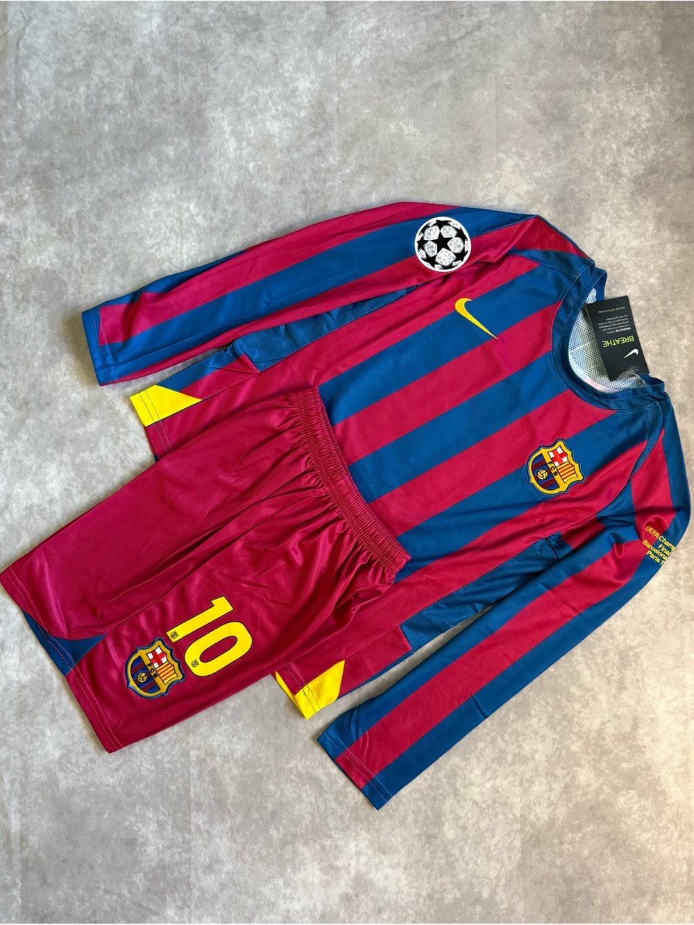 Kids Ronaldinho #10 Barcelona Long-Sleeve Soccer Jersey and Shorts - Blue & Red - Picture 6 of 7